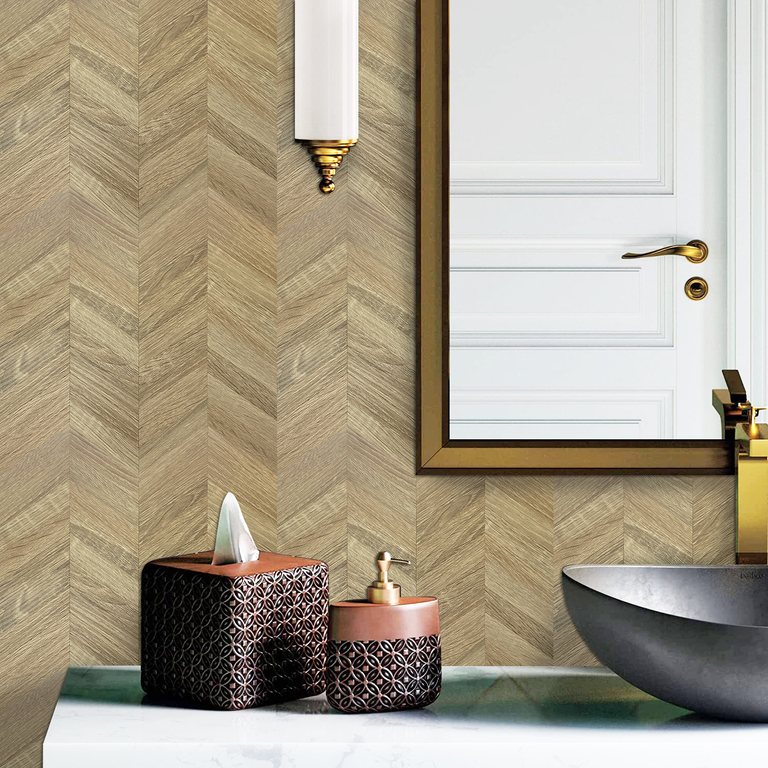 Chevron Fliesen Holzoptik im Bad hinter dem Waschtisch mit Spiegel