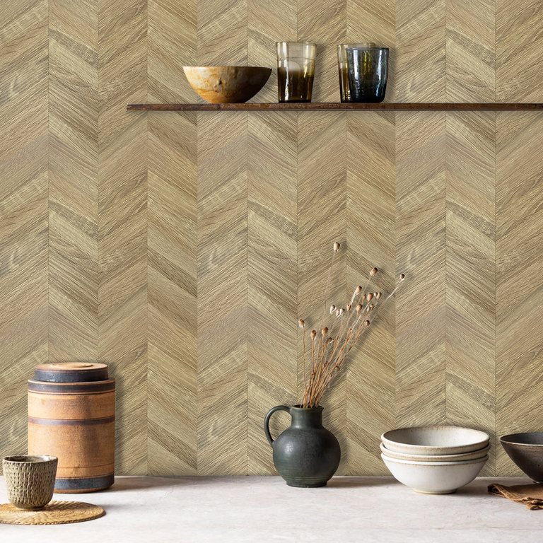 Chevron Fliesen Holzoptik an der Wand mit Regal und Keramik