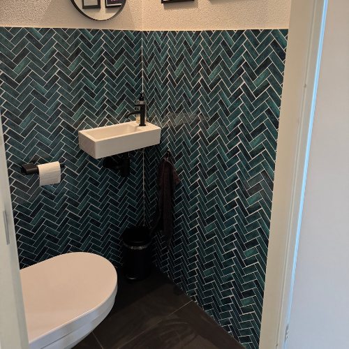 Kundenfoto: helles Gäste-WC mit 3D-Fliesenaufklebern blau am Handwaschbecken