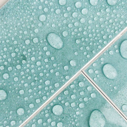 Hauswirtschaftsraum gestalten: glänzende Klebefliesen mit Wassertropfen als Spritzschutz am Waschbecken