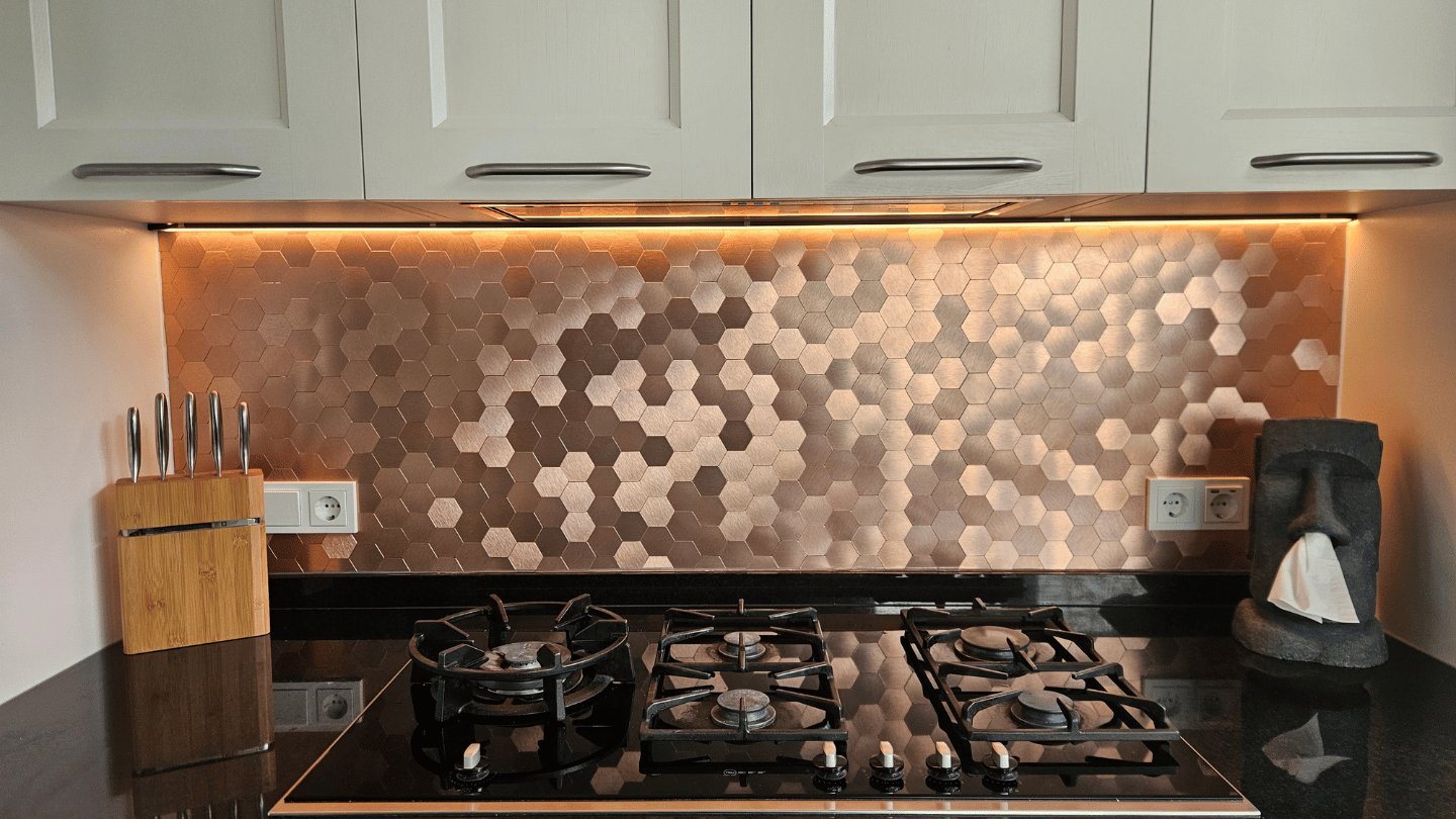 Kundenfoto: Küchenrückwand mit Mosaikfliesen in Rosé-Metall