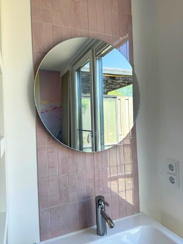 Kundenfoto: alte Fliesen überkleben mit italienischen Klebefliesen in Rosa als Akzentwand im Bad