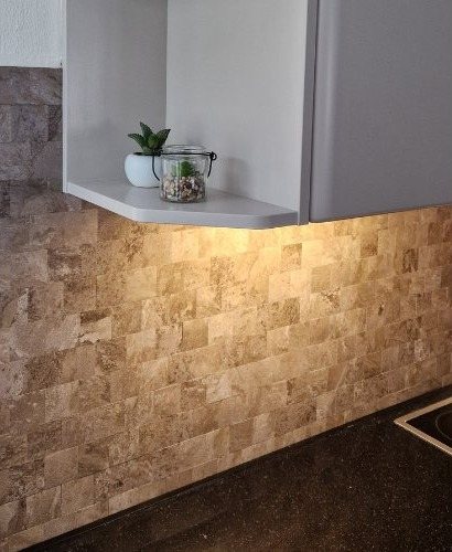 Kundenfoto: Küchenrückwand mit Klebefliesen in Schieferoptik beige