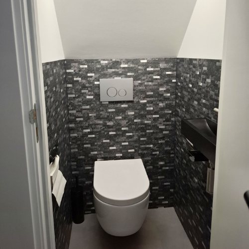 Kundenfoto: WC-Rückwand mit Klebefliesen Steinoptik dunkelgrau