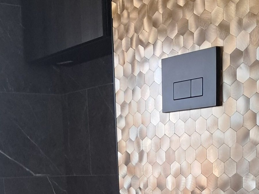 Kundenfoto: Mosaikfliesen Gold im WC mit schwarzer Drückerplatte