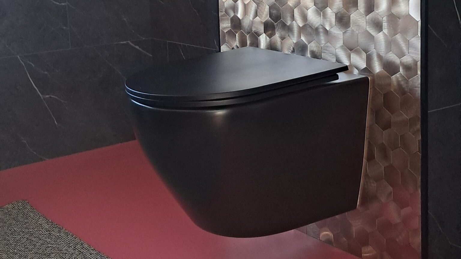 Kundenfoto: Mosaikfliesen Gold im WC hinter der Hängetoilette