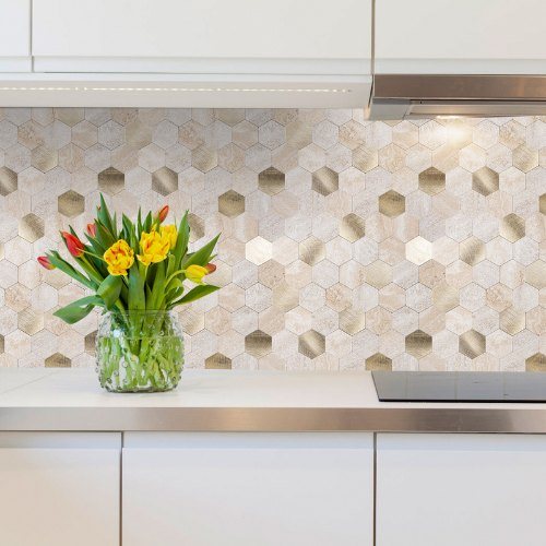 Mosaikfliesen beige gold als Küchenrückwand über einer weißen Arbeitsplatte