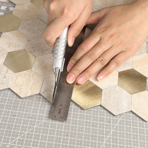 Mosaikfliesen beige gold mit Cuttermesser und Lineal zuschneiden