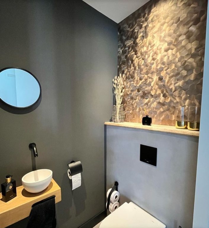 Kundenfoto: Gäste-WC Fliesen mit Mosaikfliesen Gold überklebt