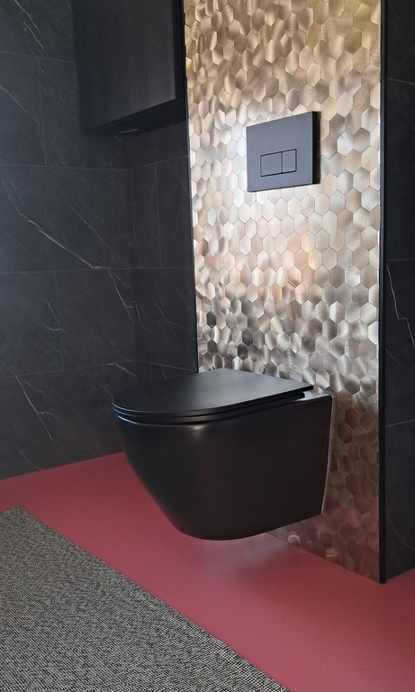 Gäste-WC Ideen: Kundenfoto mit Mosaikfliesen Gold hinter der Toilette