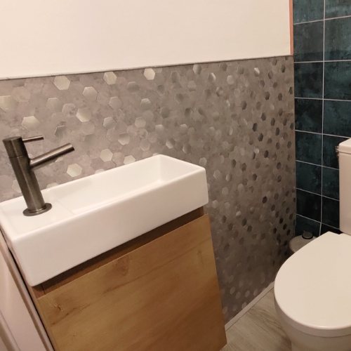 Kundenfoto: kleines Gäste-WC mit Mosaikfliesen grau am Handwaschbecken
