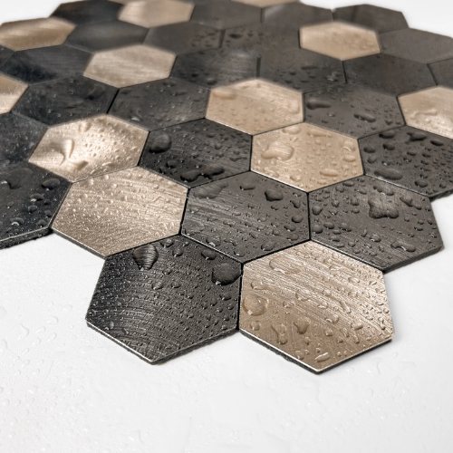 Nahaufnahme: Klebefliesen mit Relief in Multi-Metalloptik, 0,4 cm stark, mit Wassertropfen
