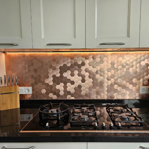 Küchenrückwand Idee günstig: Mosaikfliesen in Rosé hinter dem Gasherd
