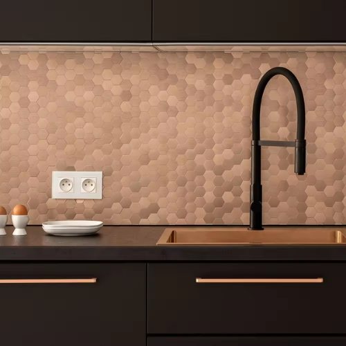Mosaikfliesen rosa in einer schwarzen Küche mit schwarzer Armatur