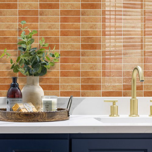 Bad aufpeppen mit orangen Klebefliesen und goldenen Armaturen