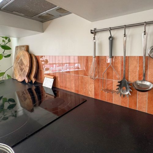 Klebefliesen Vergleich: orange Klebefliesen im italienischen Stil als Küchenrückwand