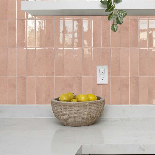 Küchenrückwand Idee mit pastellrosa Klebefliesen über einer hellen Arbeitsplatte