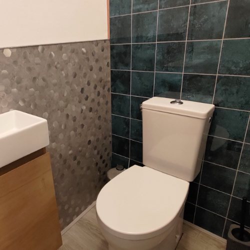 Kundenfoto: Gäste-WC Idee mit Wandfliesen petrol als Akzentwand