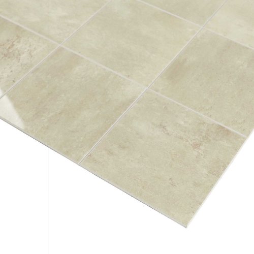 Nahaufnahme der Wandfliesen sandfarben mit feiner Steinstruktur