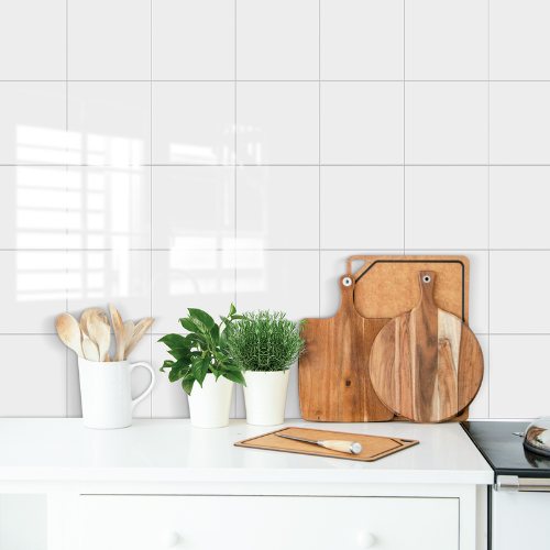 Wandfliesen weiß als Küchenrückwand mit Schneidebrettern